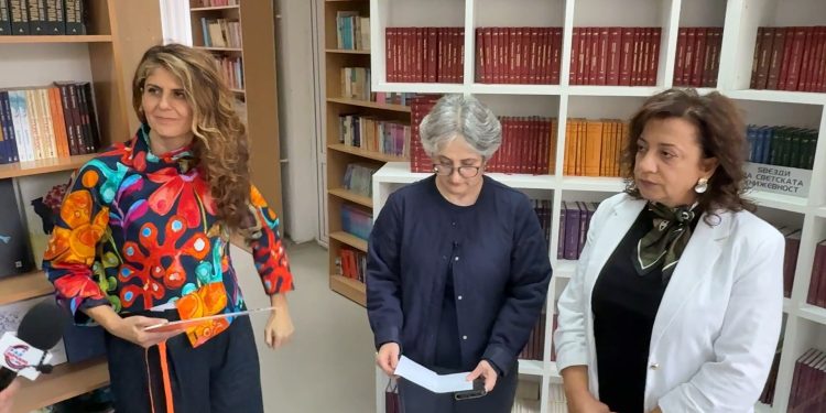 Во библиотеката „Искра“ во Кочани отворено Холандско катче со преведени книги од холандски автори