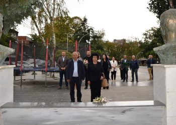 Продолжувачите на револуционерните традиции и Здружението „Јосип Броз Тито“ од Кочани оддадоа почит и положија цвеќе по повод Денот на народното востание